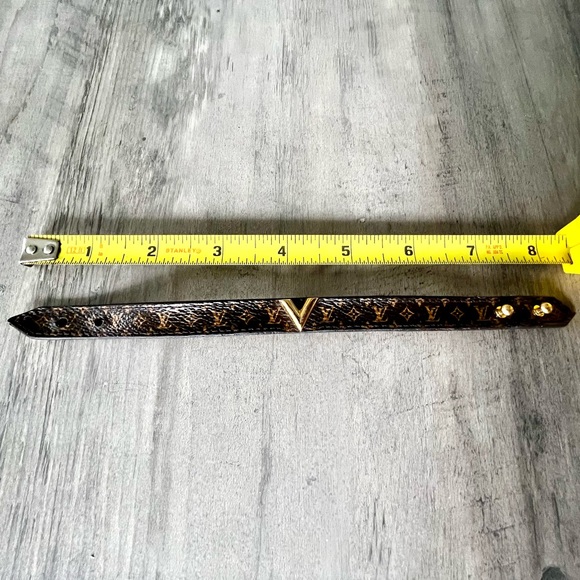 Louis Vuitton Essential V Bracelet - Picture 4 of 11